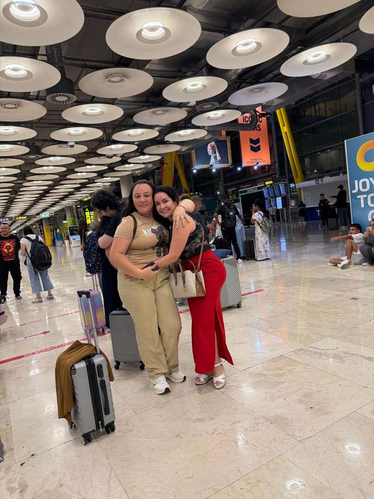Yajaira recibiendo a una clienta en el aeropuerto de Madrid